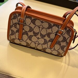 Coach Swing Zip 20 bag in Crystal signature Jacquard